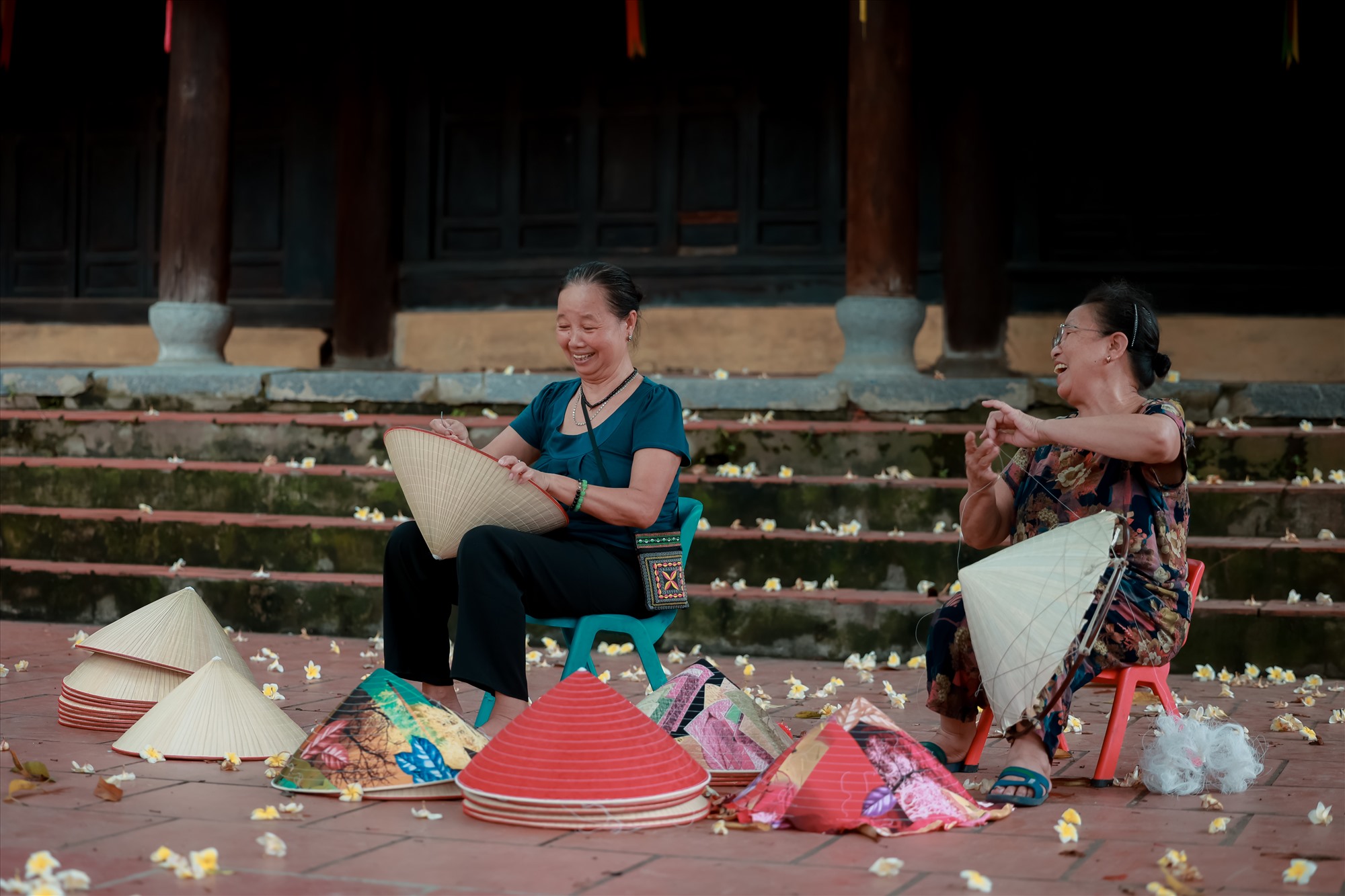 Đa phần những người làm nón lá đều là các bà, các mẹ đã qua độ tuổi lao động. Họ duy trì công việc được truyền từ đời này qua đời khác, và cũng là để bớt đi gánh nặng tài chính cho gia đình. Ảnh: Hải Nguyễn