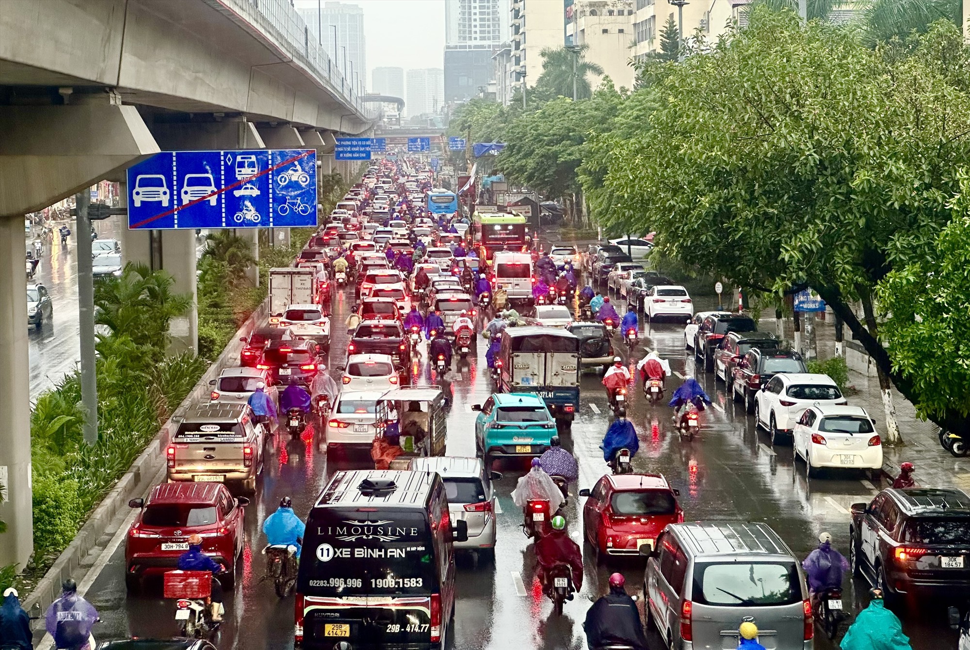 Khoảng 6h sáng, Hà Nội đổ cơn mưa lớn gây ùn tắc nhiều tuyến phố vào giờ cao điểm. Theo ghi nhận của phóng viên, tại đường Nguyễn Trãi (Thanh Xuân), các phương tiện di chuyển tương đối khó khăn.