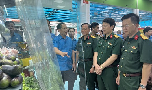 Đại tá Nguyễn Đình Đức - Uỷ viên Đoàn Chủ tịch Tổng LĐLĐVN, Trưởng ban Công đoàn Quốc phòng (ngoài cùng, bên phải) - thăm khu bán thực phẩm tươi sống từ các mô hình của Công đoàn Nhà máy Z129 vào tháng 7.2023. Ảnh: Kiều Vũ