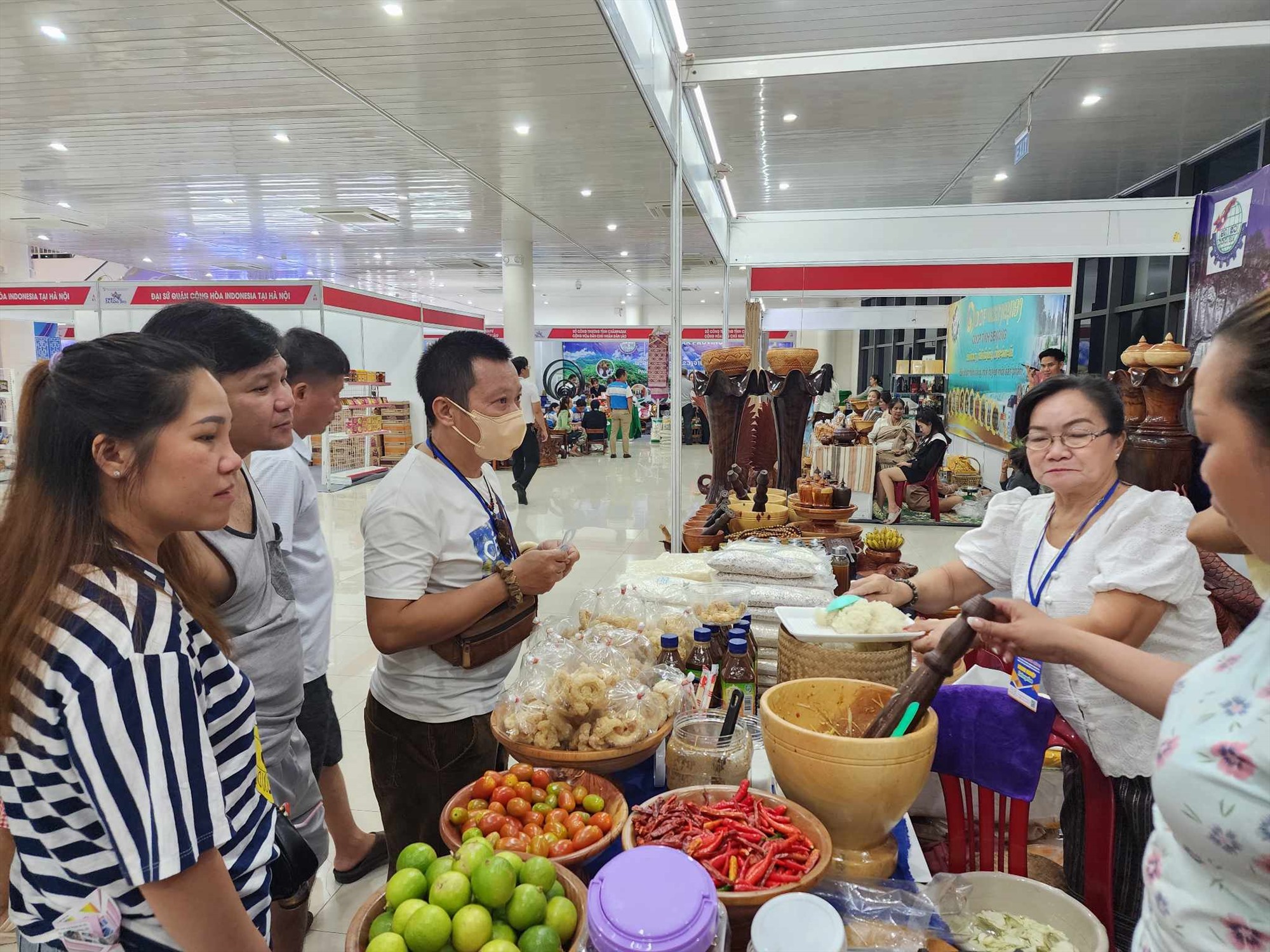 Khách tham quan tìm hiểu sản phẩm từ Lào. Ảnh: Thùy Trang