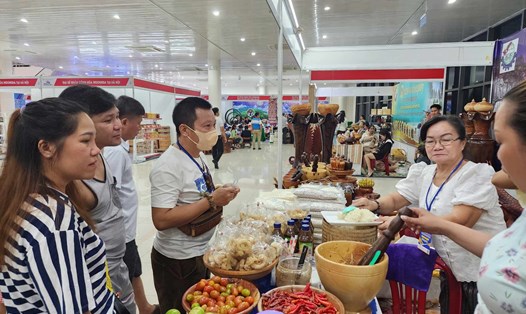 Khách tham quan tìm hiểu sản phẩm từ Lào. Ảnh: Thùy Trang