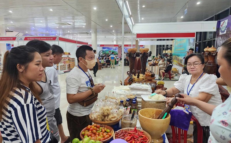 Khách tham quan tìm hiểu sản phẩm từ Lào. Ảnh: Thùy Trang