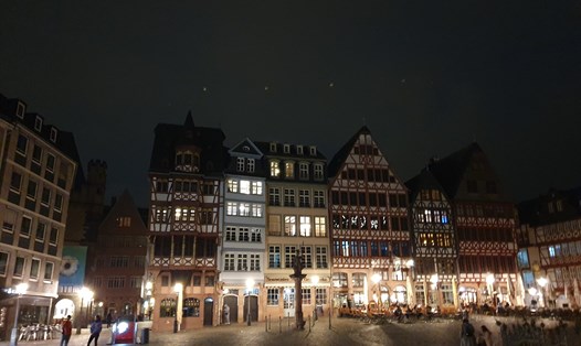 Quảng trường Frankfurt về đêm. 