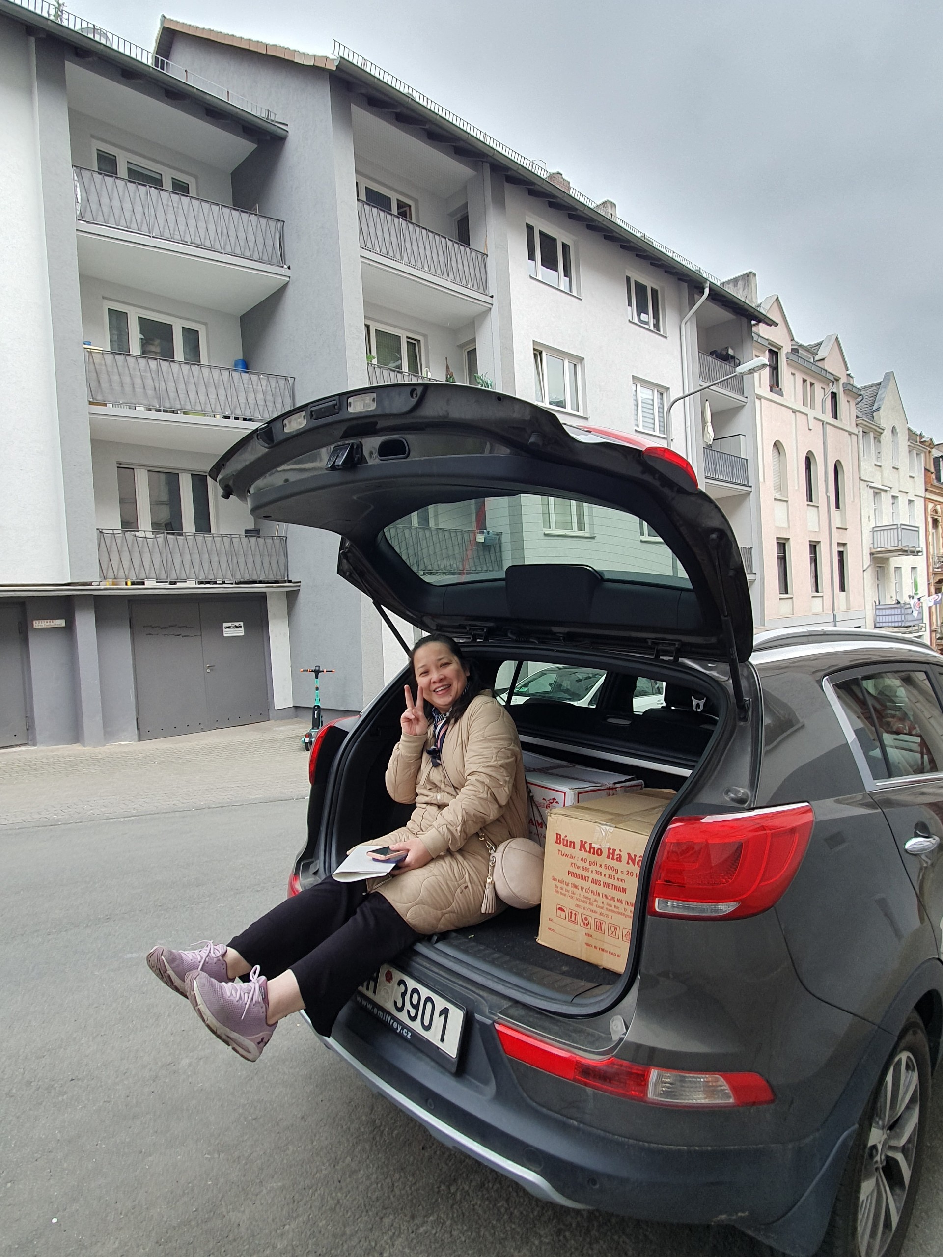 Chị Bùi Thu với xe đi giao hàng ở Frankfurt.  