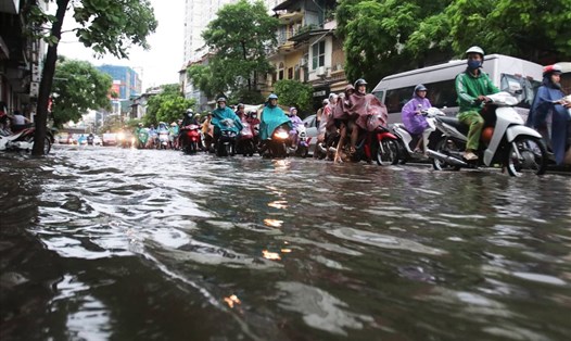 Nhiều tuyến đường ở Hà Nội ngập sâu do mưa lớn. Ảnh: Tô Thế. 