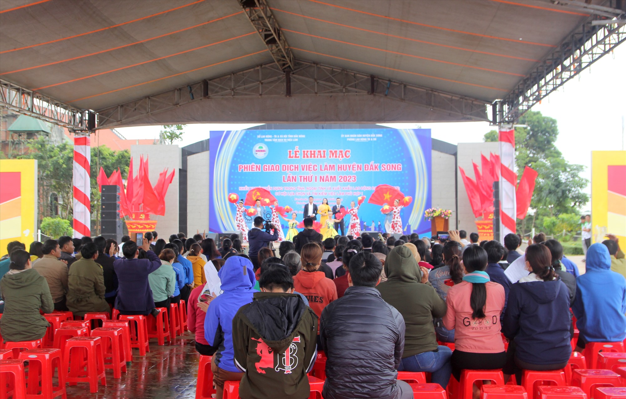 Có khoảng 500 người dân ở huyện Đắk Song tham gia Phiên giao dịch việc làm. Ảnh: Phan Tuấn