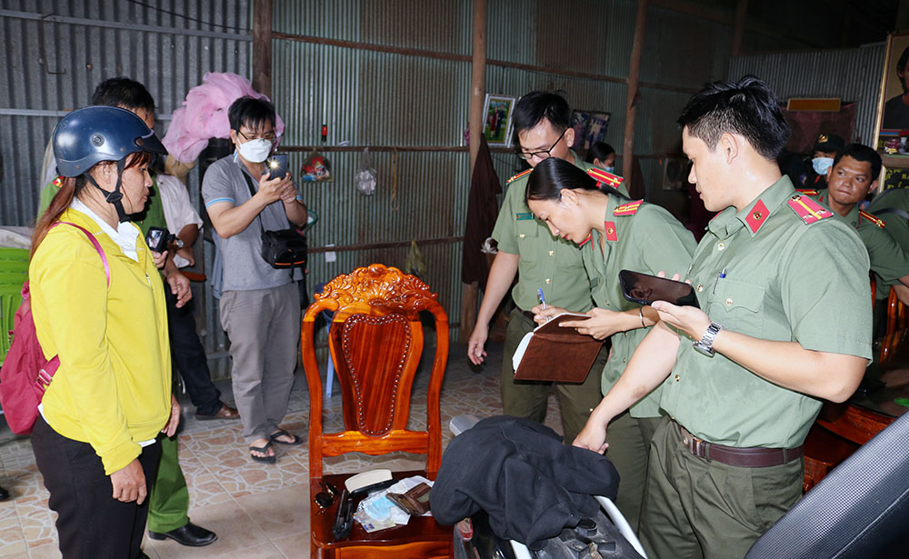Lực lượng Công an khám xét nơi ở của Nguyễn Hoàng Nam phát hiện, thu giữ nhiều tang vật, tài liệu liên quan đến nội dụng chống phá Đảng, Nhà nước. Ảnh: Vũ Tiến