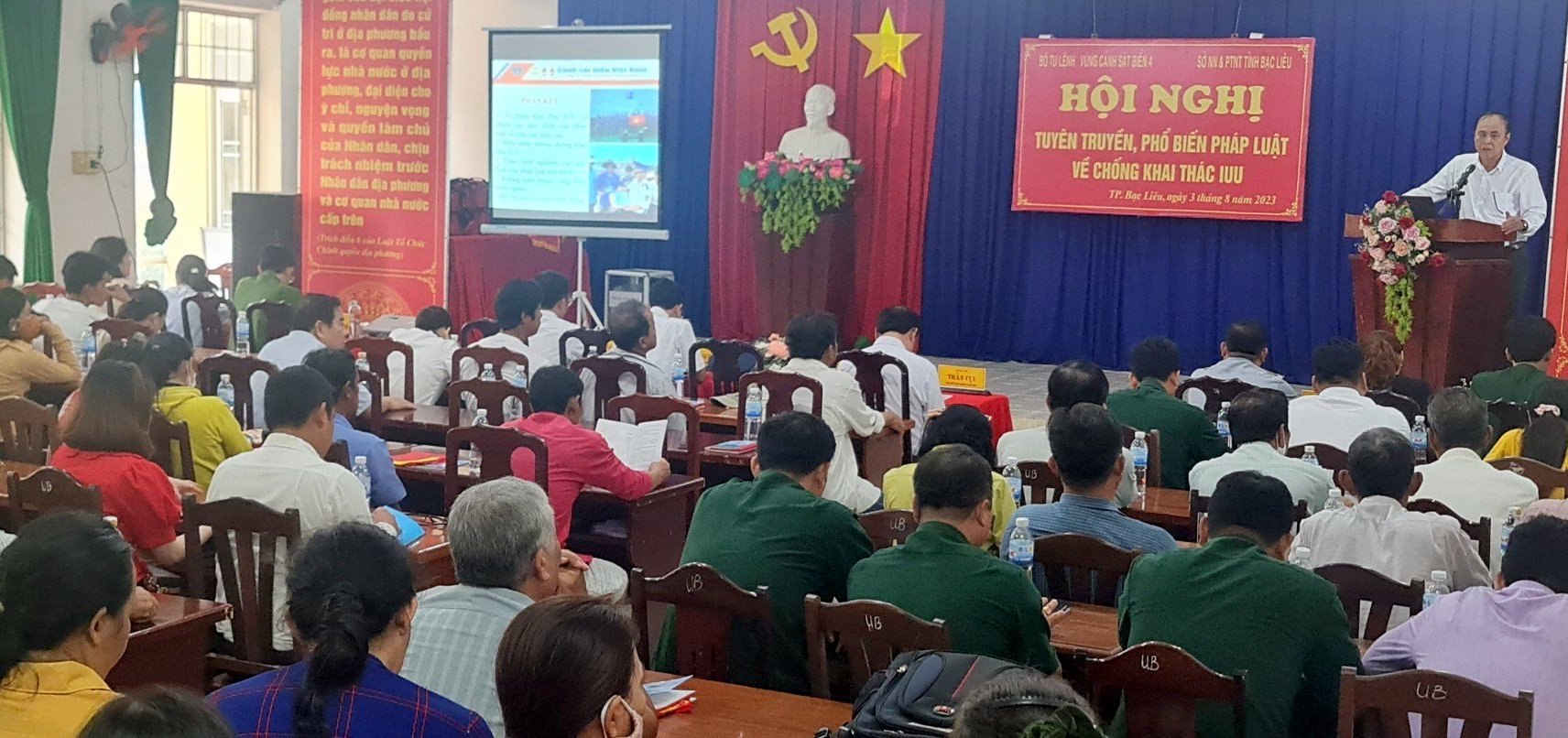 Cảnh sát biển tuyên truyền chống khai thác IUU đến ngư dân tỉnh Bạc Liêu. Ảnh: Nhật Hồ