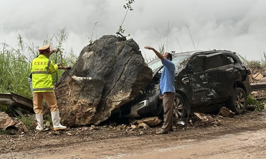 Hiện trường nơi xảy ra vụ đá lở trên Quốc lộ 6. Ảnh: Minh Nguyễn.