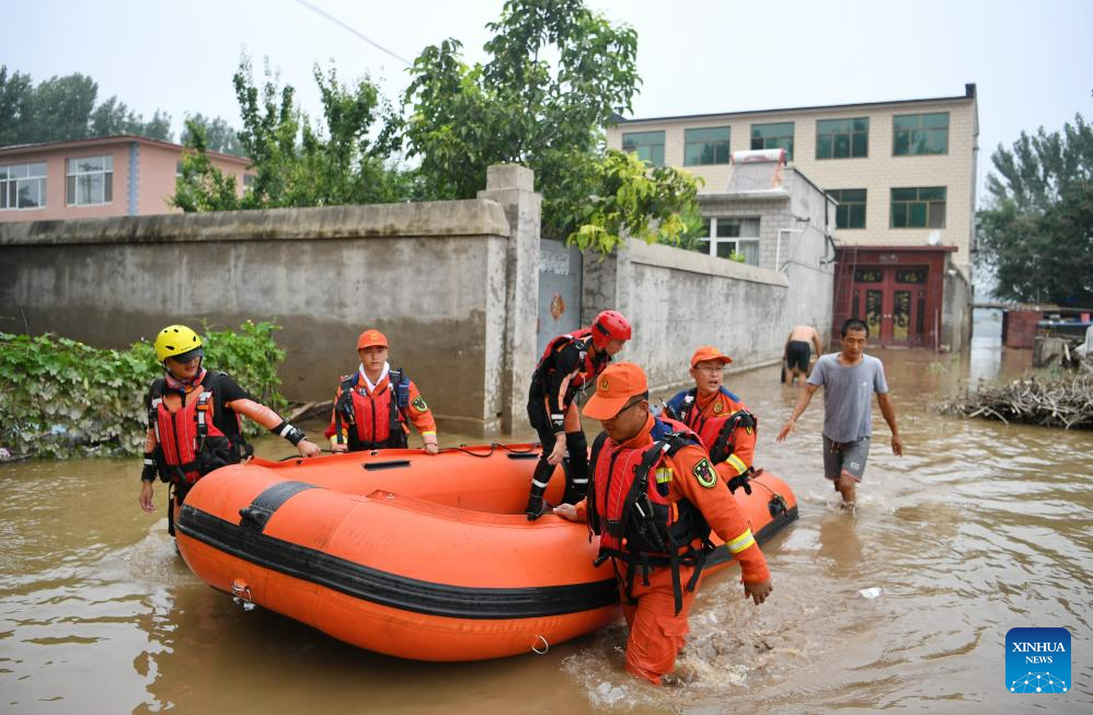 Cứu hộ người dân bị lũ lụt ở Trác Châu, tỉnh Hà Bắc, Trung Quốc, ngày 3.8.2023. Ảnh: Xinhua