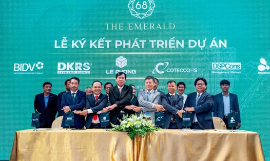 Lê Phong và các đối tác ký kết phát triển dự án căn hộ cao cấp The Emerald 68. Ảnh: Chụp màn hình. 