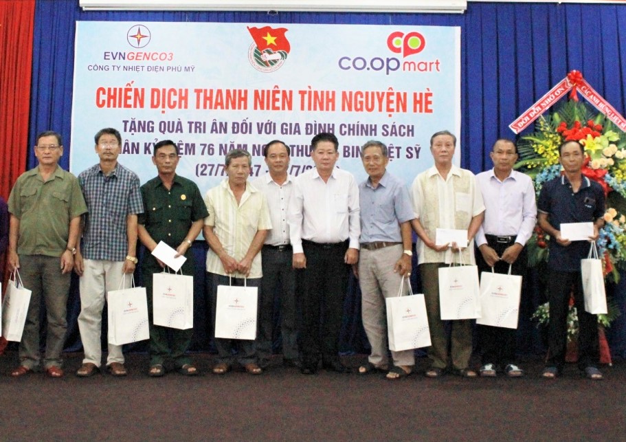 Công ty Nhiệt điện Phú Mỹ trao quà cho các gia đình có công với Cách mạng. Ảnh: Công ty Nhiệt điện Phú Mỹ cung cấp.