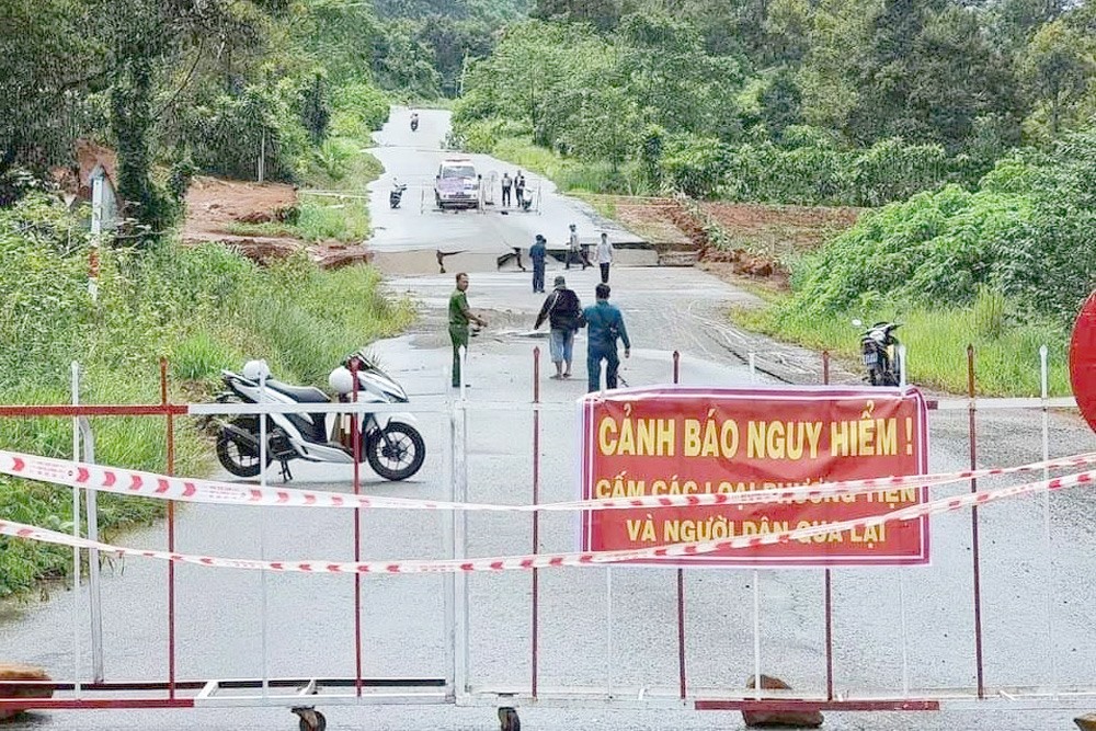 Lực lượng chức năng đã căng dây, đặt biển cảnh báo người đi đường. Ảnh: Người dân cung cấp