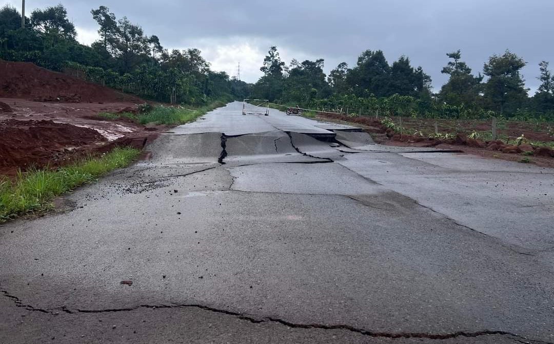 Tuyến đường tránh thành phố Bảo Lộc bị sụt lún nghiêm trọng (Ảnh: Người dân cung cấp)