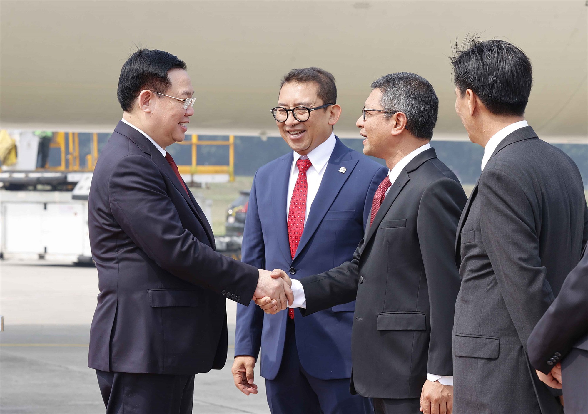 Các quan chức Indonesia và Việt Nam đón Chủ tịch Quốc hội Vương Đình Huệ tại sân bay quốc tế Soekarno Hatta, Thủ đô Jakarta. Ảnh: TTXVN