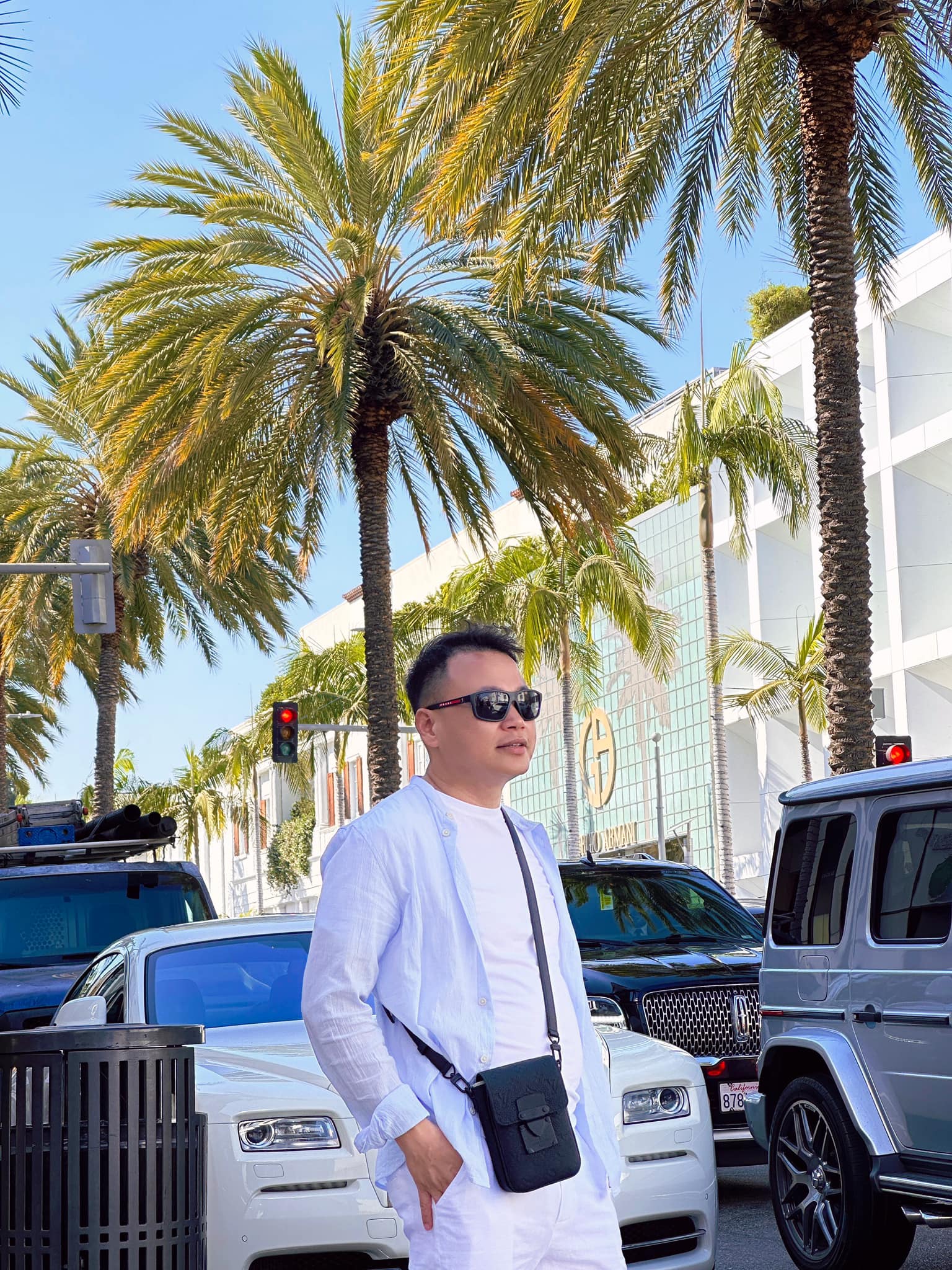 Shark Bình lựa chọn trang phục đơn giản khi ở Mỹ. Ảnh: FBNV.