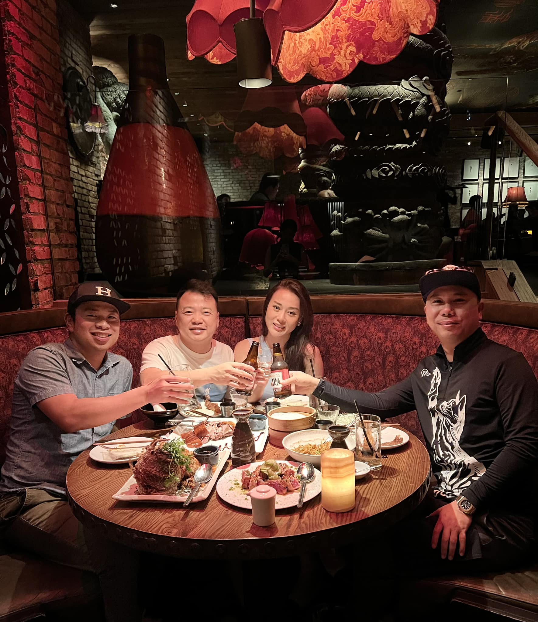 Cặp đôi ăn tối cùng bạn bè trong một nhà hàng ở Los Angeles. Ảnh: FBNV.