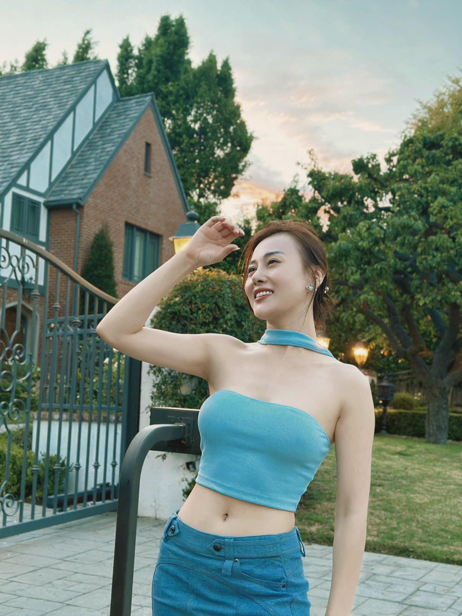 Phương Oanh cầu kỳ hơn trong cách chọn lựa trang phục. Ảnh: FBNV.