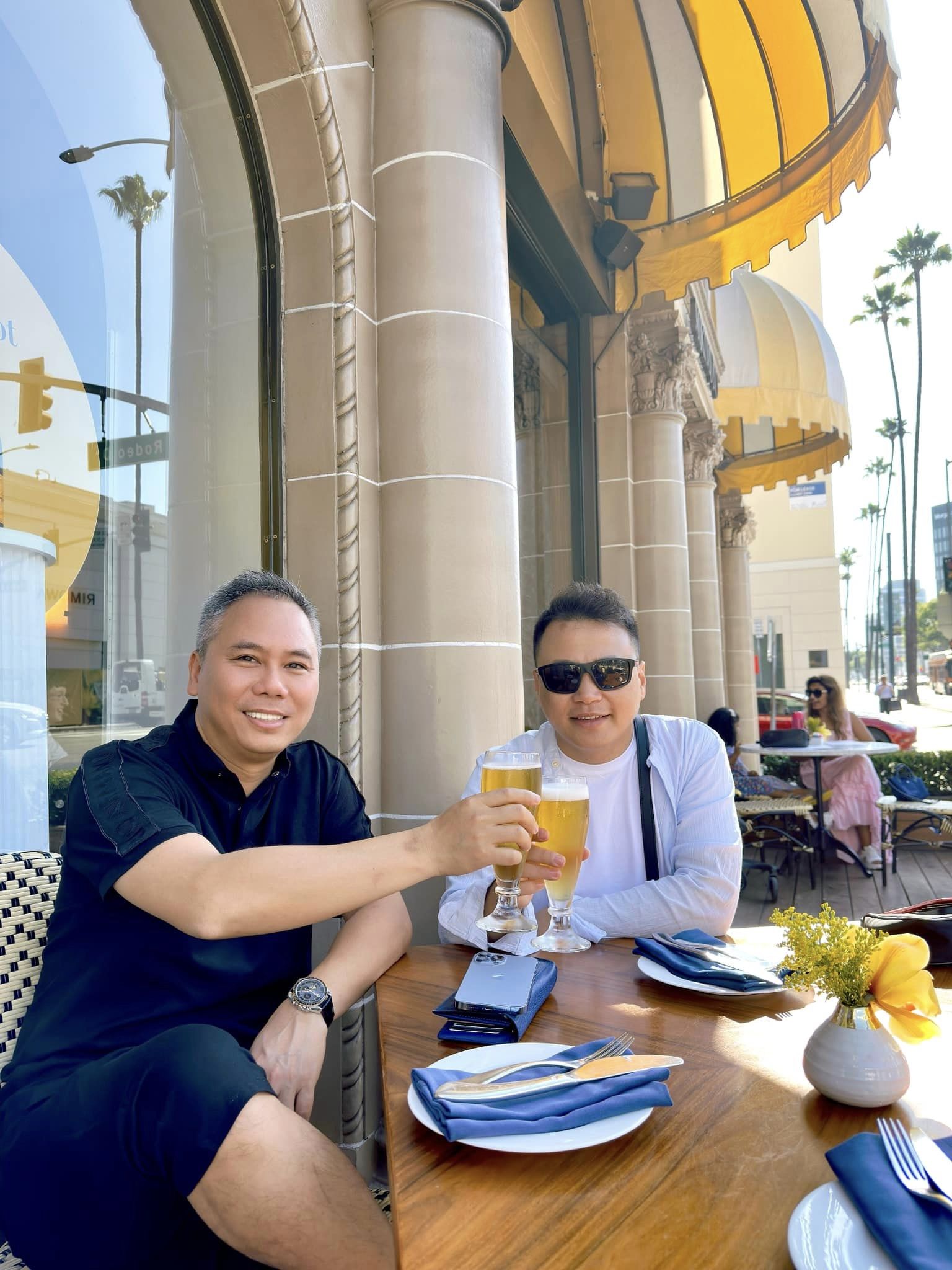 Anh thưởng thức một ly bia mát lạnh cùng với bạn bè khi ngắm đường phố Los Angeles. Ảnh: FBNV.