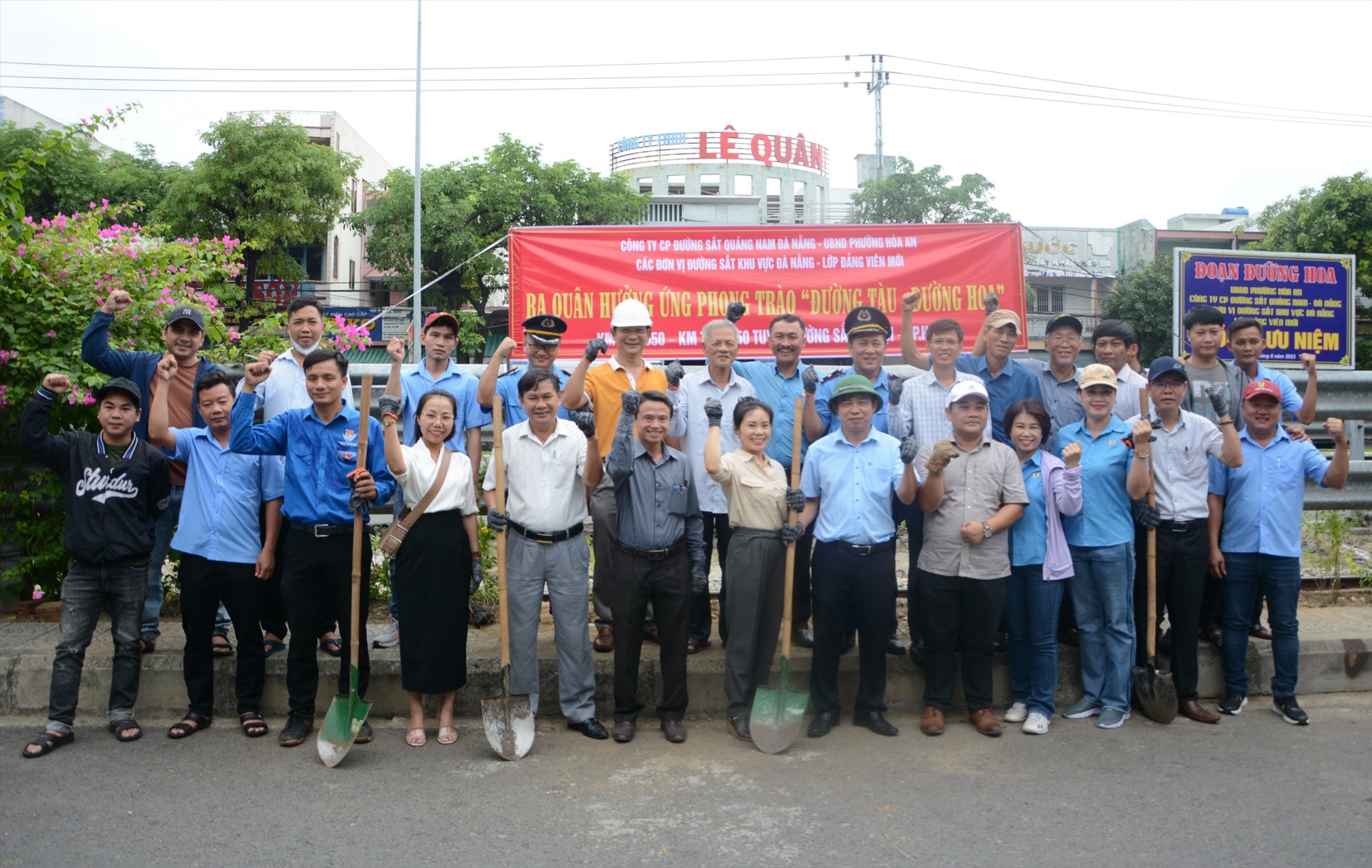 Chương trình được tổ chức tại khu vực Tuyến đường sắt Thống nhất (phường Hòa An, quận Cẩm Lệ). Ảnh: Mai Hương