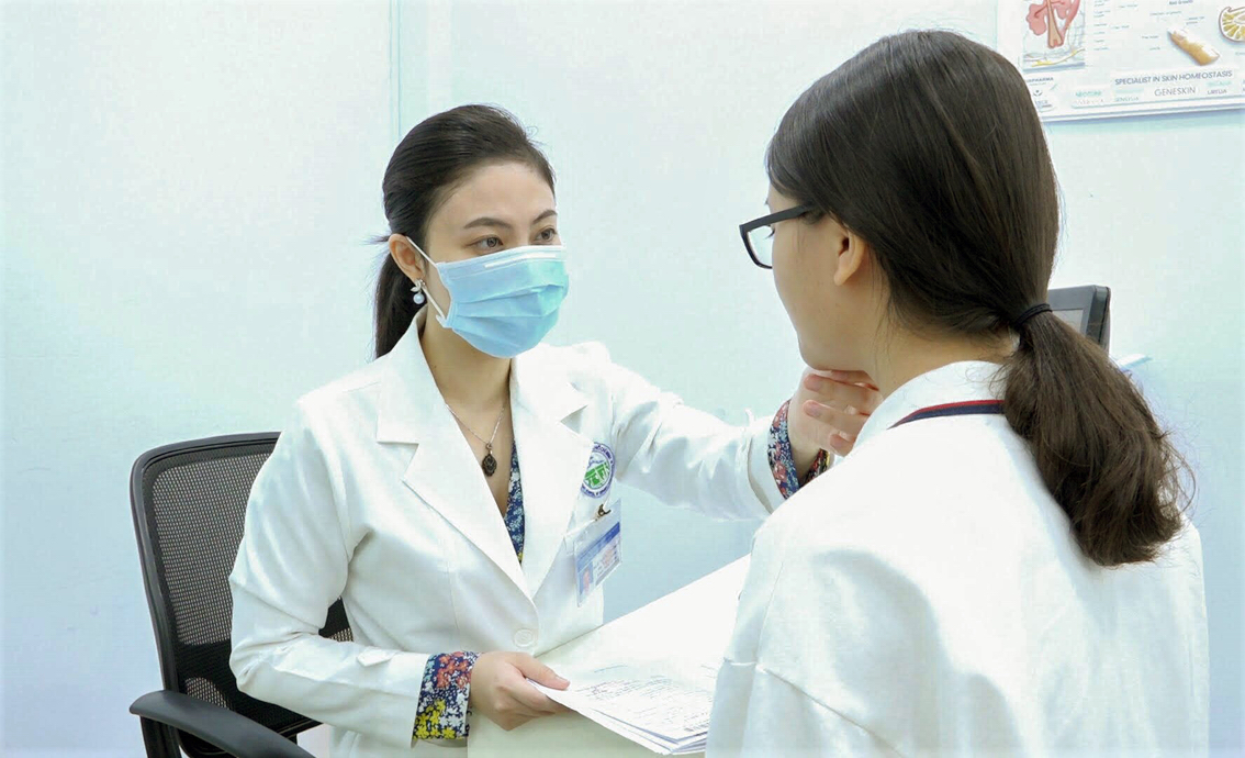 Bác sĩ chăm sóc và khám da cho bệnh nhân. Ảnh: Ánh Tú 