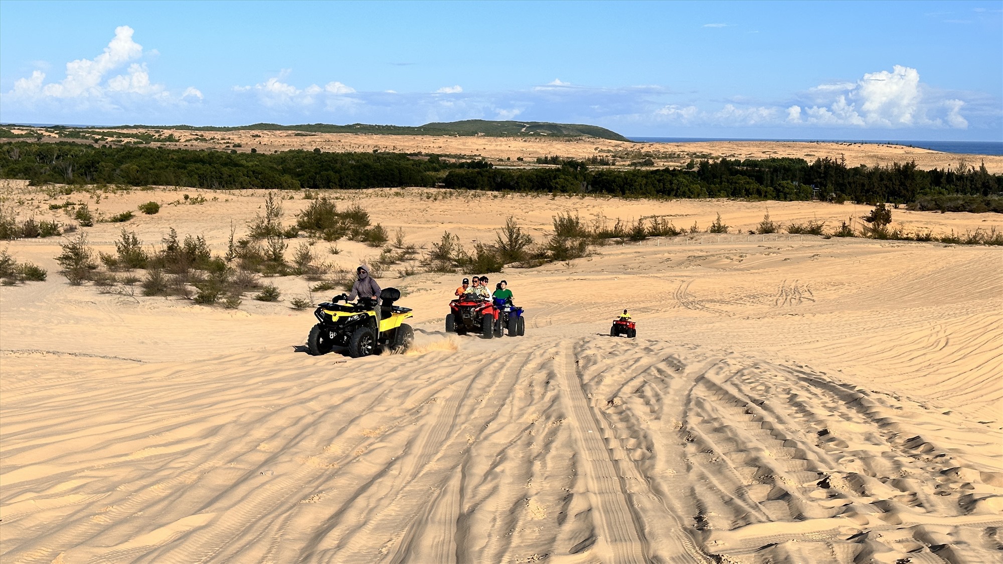 Du khách trải nghiệm xe địa hình ở đồi cát. Ảnh: Duy Tuấn