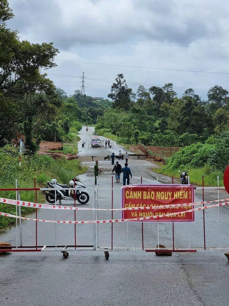 Chính quyền địa phương tổ chức rào chắn không cho các phương tiện vào đường tránh TP Bảo Lộc do bị sụp lún. Ảnh: Võ Tùng