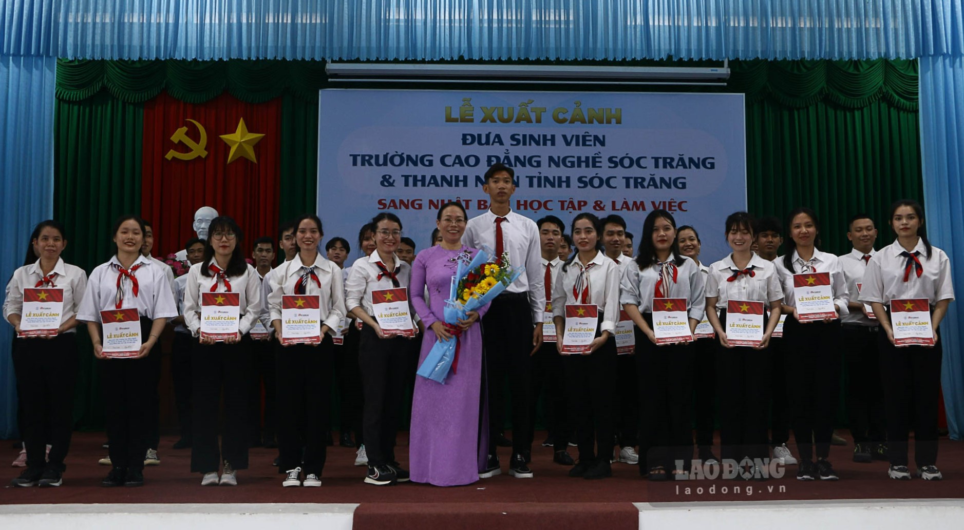 Lãnh đạo UBND tỉnh Sóc Trăng chúc mừng các sinh viên và thanh niên tỉnh sang Nhật Bản học tập và làm việc.