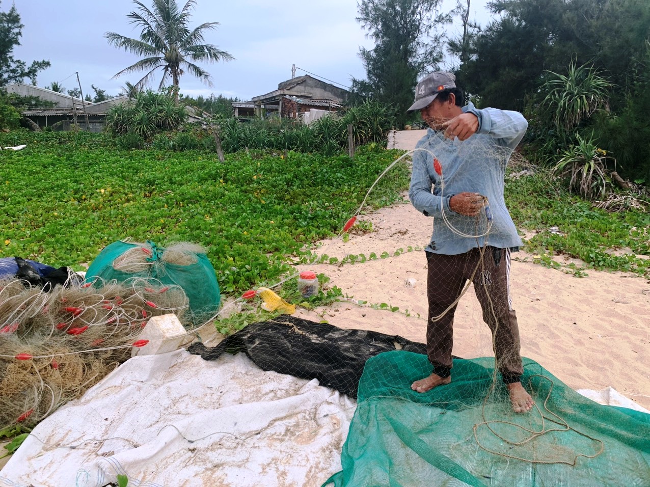 Ông Đỗ Thành Long (48 tuổi) ở thôn Lệ Thủy, xã Bình Trị, một ngư dân khai thác hải sản trên vịnh Việt Thanh lo lắng khi hay tin Nhà máy bột giấy VNT-19 đặt ống xả thải ra vịnh. Ảnh: Ngọc Viên