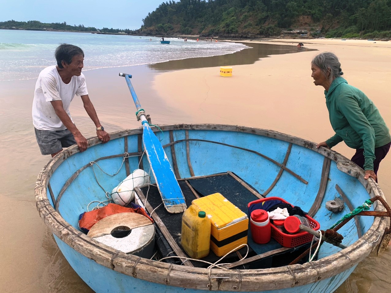 Ngư dân Phạm Thọ ở thôn Lệ Thủy (76 tuổi) ở thôn Lệ Thủy cùng vợ đưa thúng ra vịnh Việt Thanh để khai thác hải sản. Ông cho rằng Nhà máy bột giấy VNT-19 đặt đường ống xả thải ra vịnh Việt Thanh là không phù hợp. Ảnh: Ngọc Viên