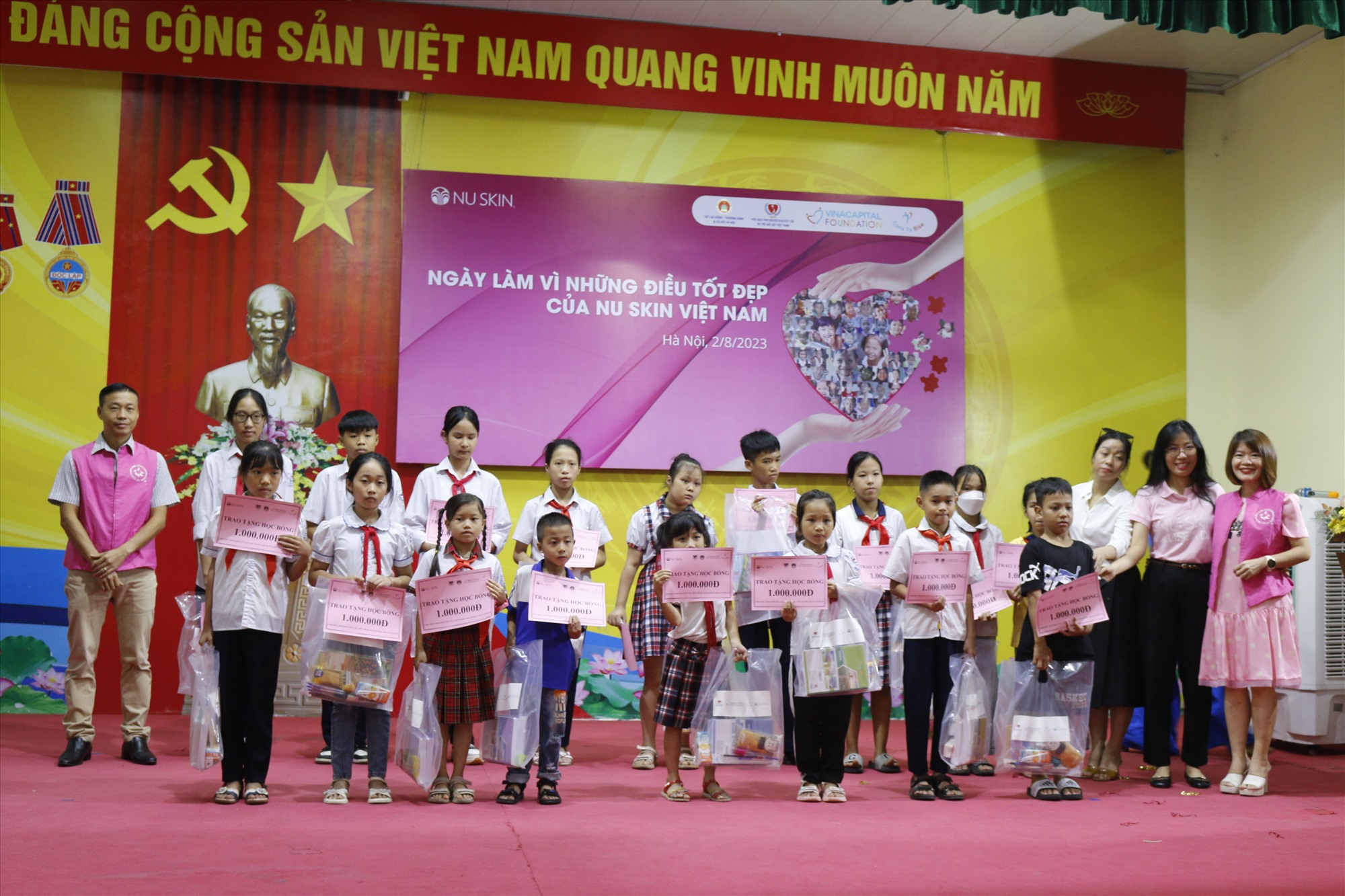 Nu Skin VN trao tặng 200 suất học bổng cho trẻ em có hoàn cảnh khó khăn