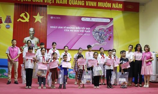 Nu Skin Việt Nam trao tặng 200 suất học bổng và quà tặng cho trẻ em nhân "Ngày làm vì những điều tốt đẹp". Ảnh: DN cung cấp