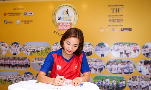 Vận động viên Nguyễn Thị Oanh cổ vũ cho Giải chạy S-Race 2023. Ảnh: S-Race