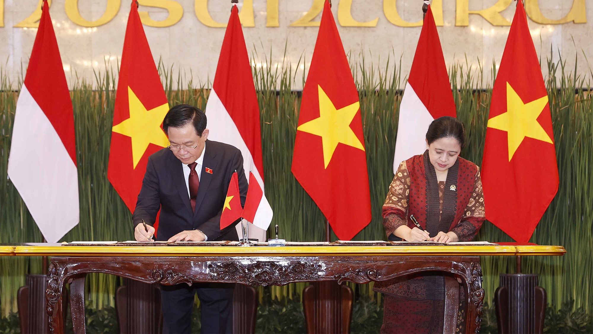  Chủ tịch Quốc hội Vương Đình Huệ và Chủ tịch Hạ viện Indoneisa Puan Maharani ký Thỏa thuận hợp tác mới giữa Quốc hội Việt Nam và Hạ viện Indonesia. Ảnh: Doãn Tấn