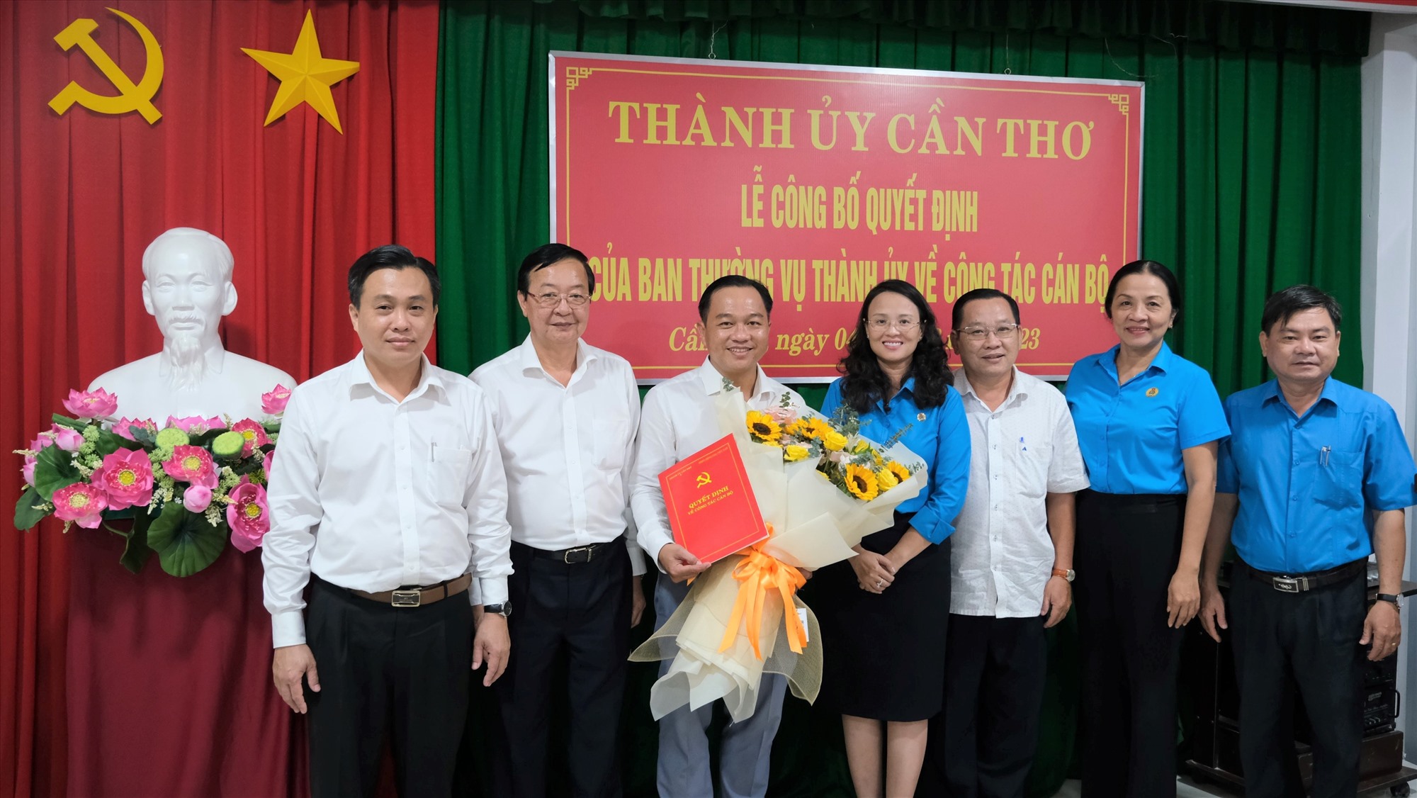Đồng chí Nguyễn Ngọc Tấn (đứng giữa) nhận quyết định giữ chức Phó chủ tịch LĐLĐ TP Cần Thơ. Ảnh: Phong Linh