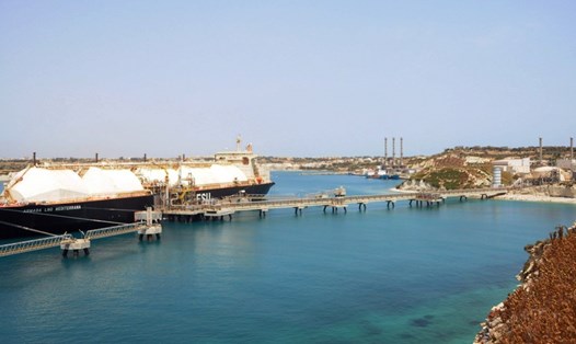 Trạm LNG nổi ở Marsaxlokk, Malta. Ảnh: Xinhua