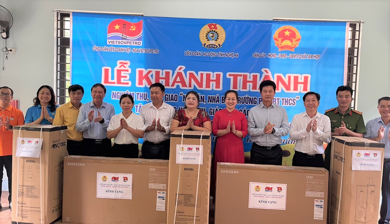 Công đoàn và Đoàn thanh niên Liên doanh Việt-Nga Vietsovpetro tặng quà cho UBND xã, nhà trường và đồn Biên phòng Tam Hợp. Ảnh: Hải Đăng