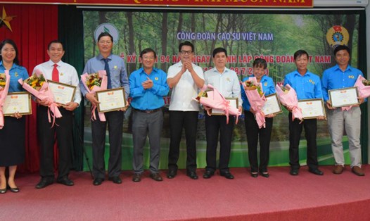 Lãnh đạo Tập đoàn và Công đoàn Cao su Việt Nam trao Kỷ niệm chương vì sự nghiệp xây dựng tổ chức Công đoàn cho các cá nhân. Ảnh: CĐ Cao su VN