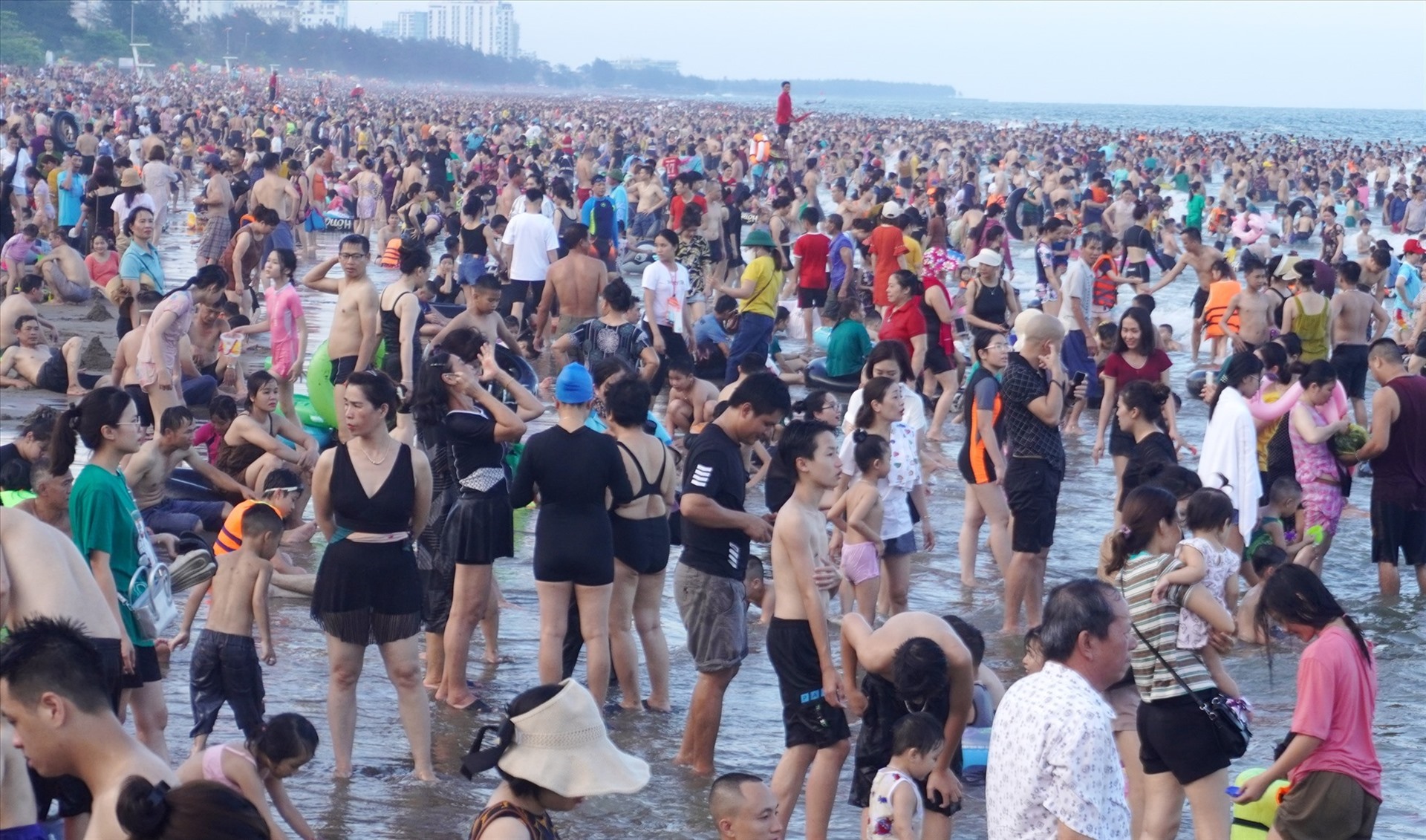Lượng du khách đến biển Sầm Sơn trong dịp hè 2023. Ảnh: Quách Du