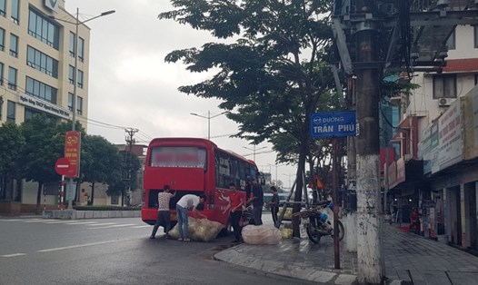 Xe khách ngang nhiên dừng đỗ, đón trả khách dọc tuyến đường Trần Hưng Đạo (thành phố Ninh Bình). Ảnh: Diệu Anh
