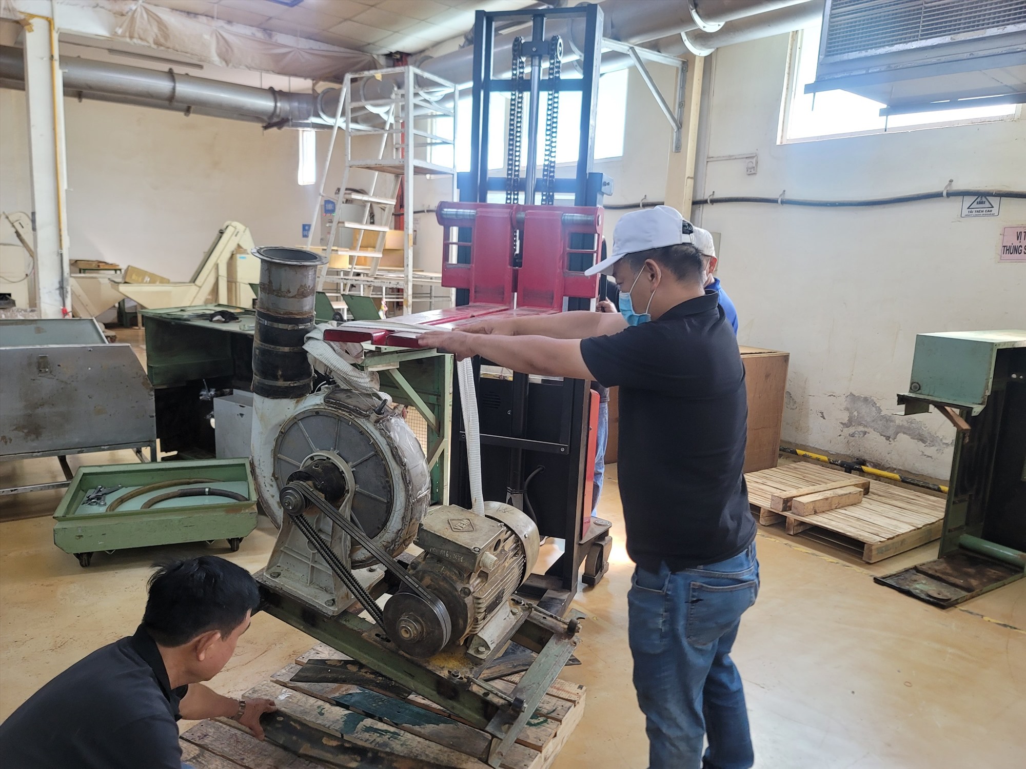 Nhân viên kỹ thuật tháo dỡ máy móc, thiết bị để di dời Nhà máy thuốc lá Khatoco ra khỏi TP Nha Trang. Ảnh: Hữu Long