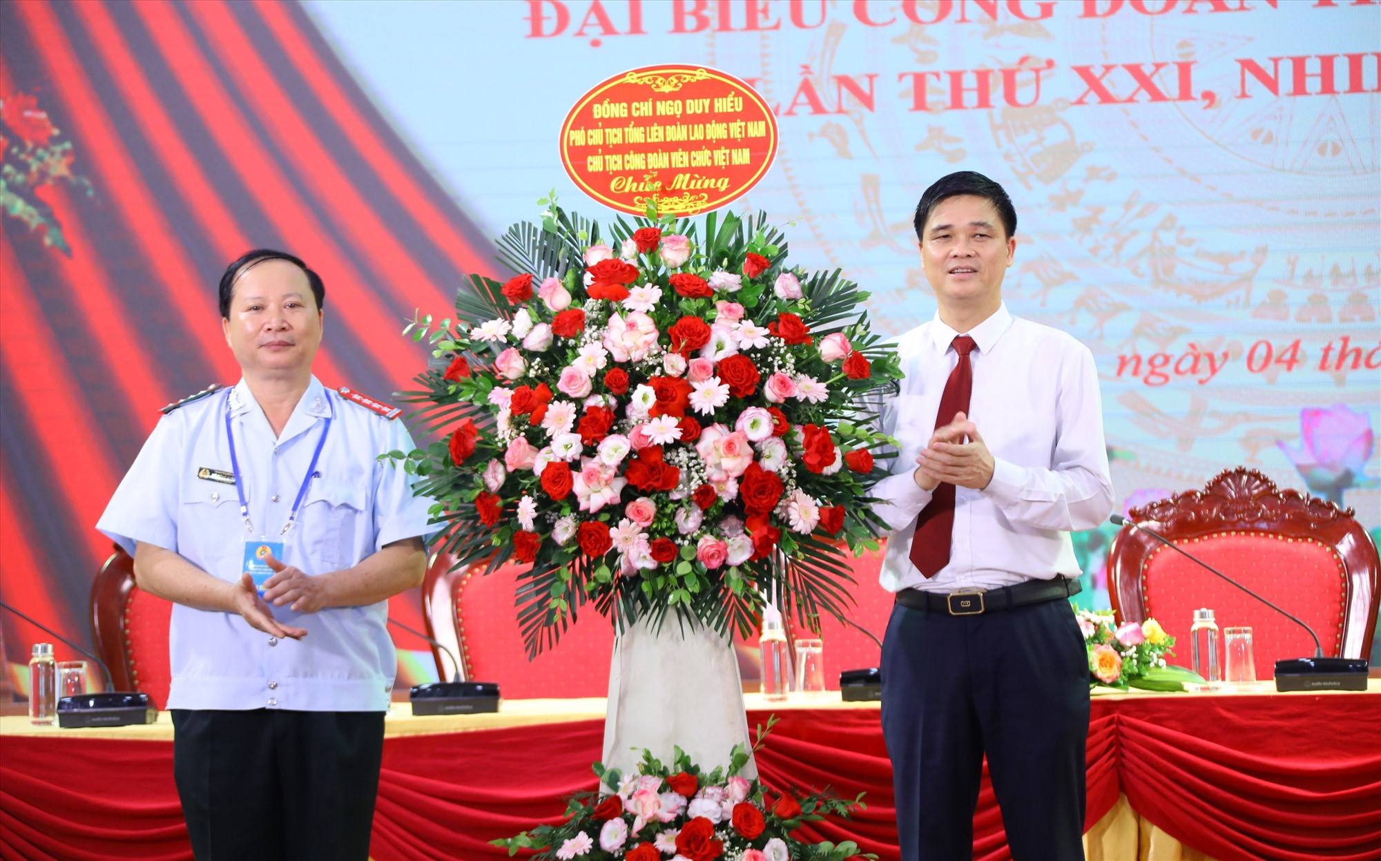 Phó Chủ tịch Tổng Liên đoàn Lao động Việt Nam Ngọ Duy Hiểu tặng hoa đại biểu. Ảnh: Lương Hạnh. 