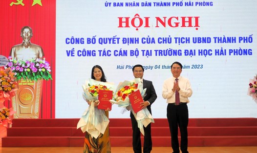 Phó Chủ tịch UBND thành phố Lê Khắc Nam trao Quyết định cho các lãnh đạo Trường Đại học Hải Phòng. Ảnh: Cổng TTĐT Hải Phòng