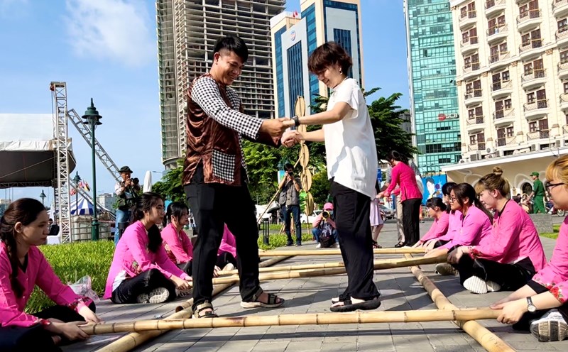 Các trò chơi dân gian thu hút du khách trong và ngoài nước. Ảnh: Như Quỳnh