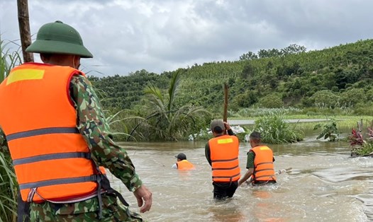 Lực lượng chức năng kiếm tìm nạn nhân bị mất tích do nước lũ cuốn trôi ở xã Quảng Sơn. Ảnh: Người dân cung cấp