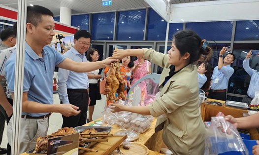 Một gian hàng tại hội chợ Hành lang kinh tế Đông Tây tại Đà Nẵng thu hút khách mua sản phẩm. Ảnh: Thùy Trang