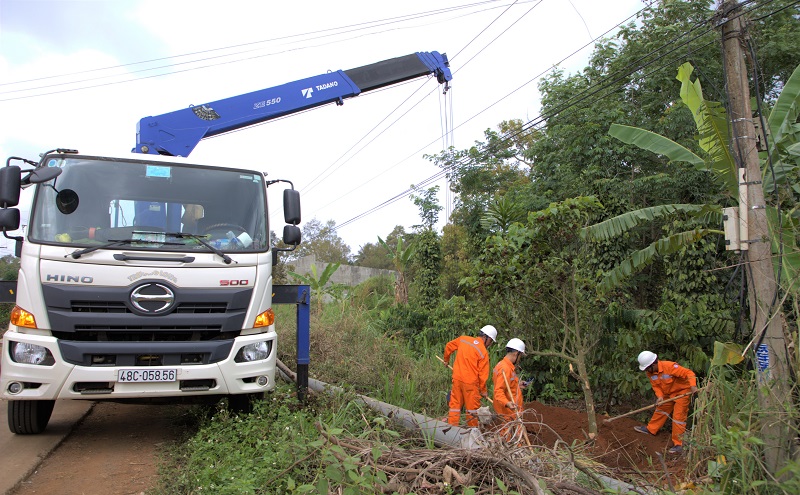PC Đắk Nông đầu tư hệ thống lưới điện để bảo đảm an toàn trước khi mùa mưa bão đến. Ảnh: Tâm An