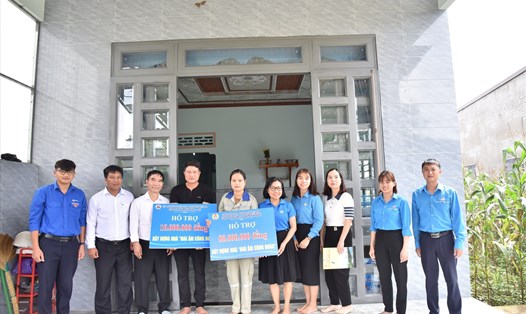 Lãnh đạo Công đoàn Công ty Nhôm Đắk Nông trao nhà "Mái ấm Công đoàn" cho Lê Thị Hoàn. Ảnh: Phong Điền