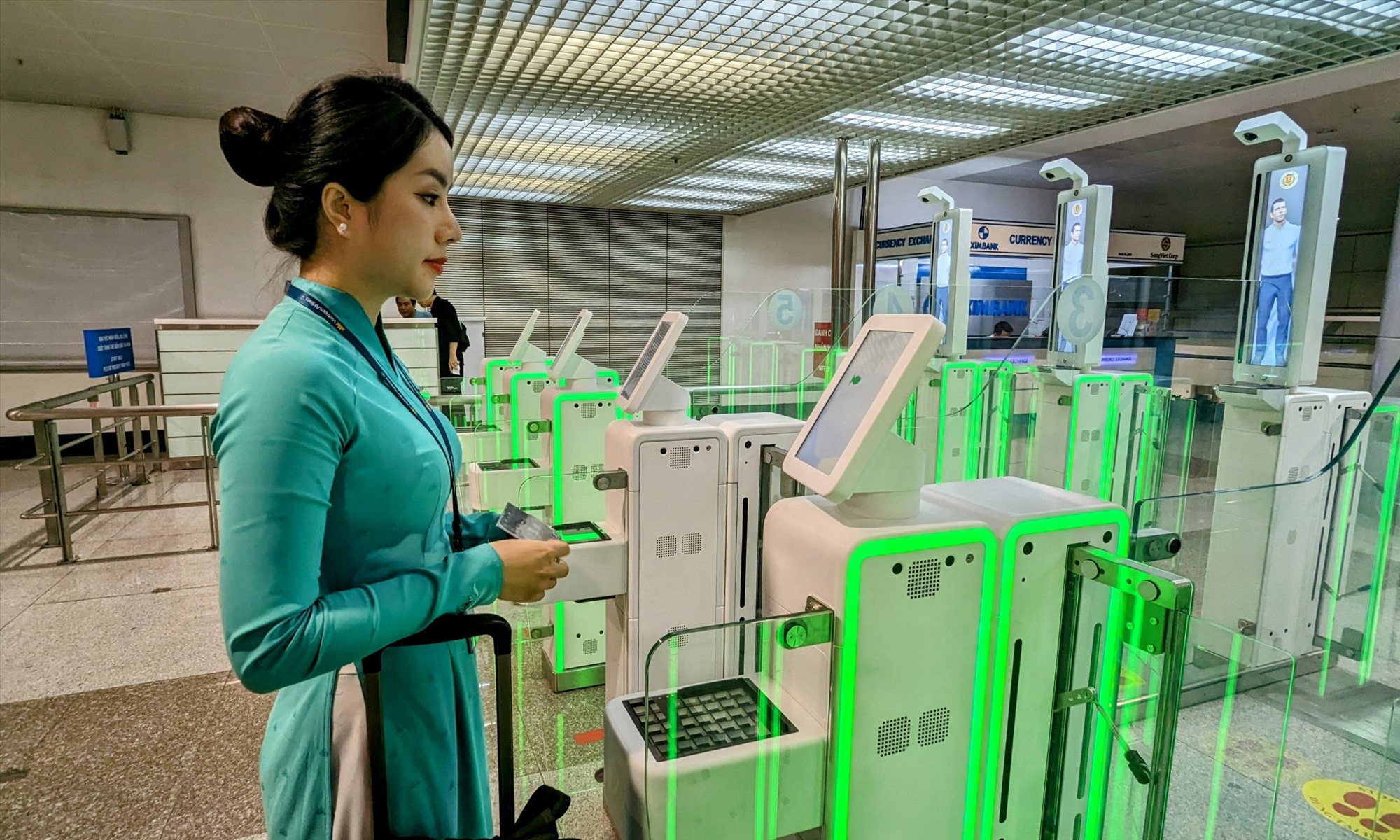 Cận cảnh hệ thống xuất nhập cảnh tự động hiện đại Autogate tại sân bay ...