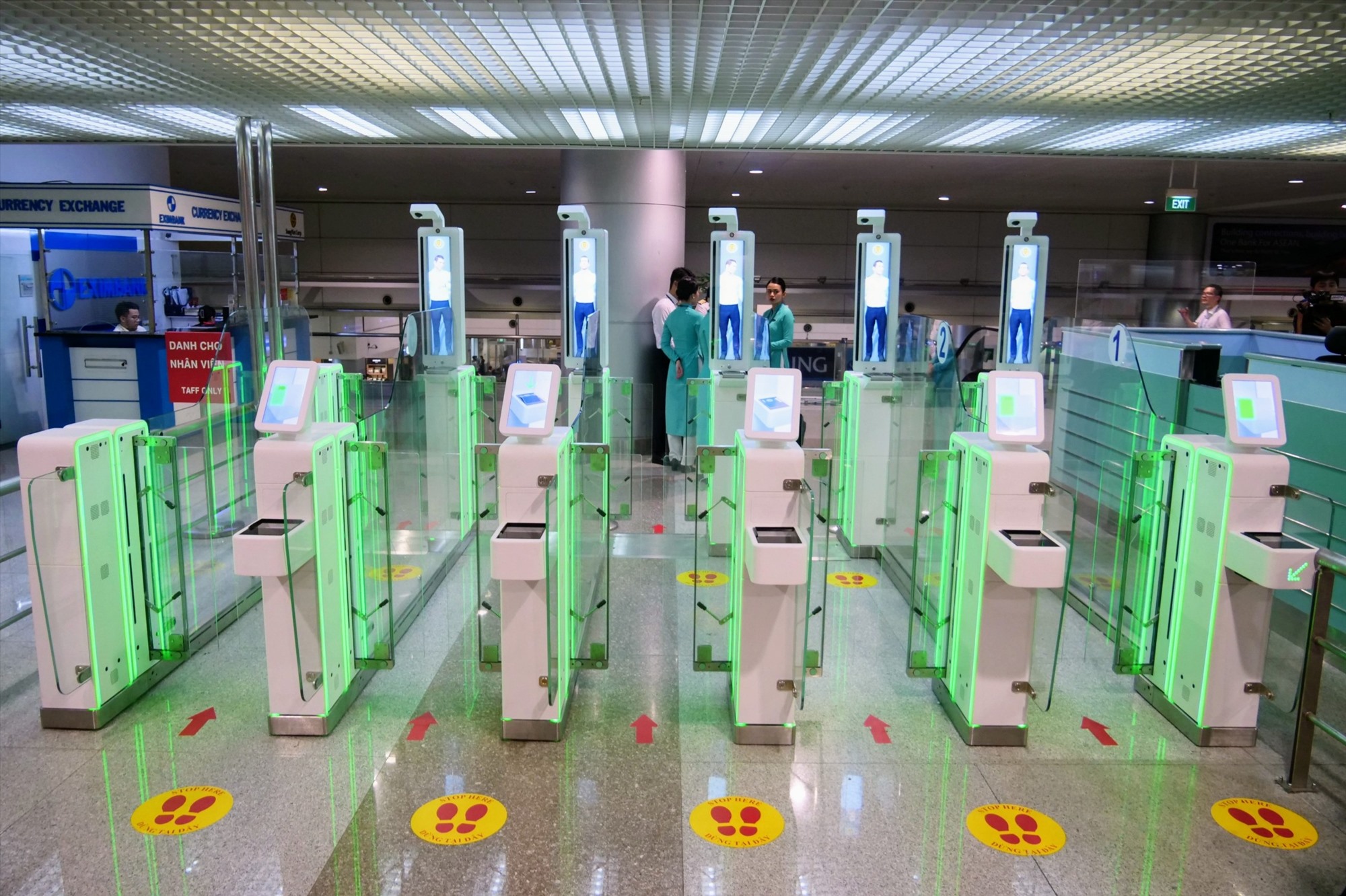 Có 10 máy quét hộ chiếu tự động autogate đã được lắp đặt và vận hành thử nghiệm ở nhà ga quốc tế, sân bay Tân Sơn Nhất, trong đó 5 máy phục vụ khách xuất cảnh và 5 máy cho khách nhập cảnh. 